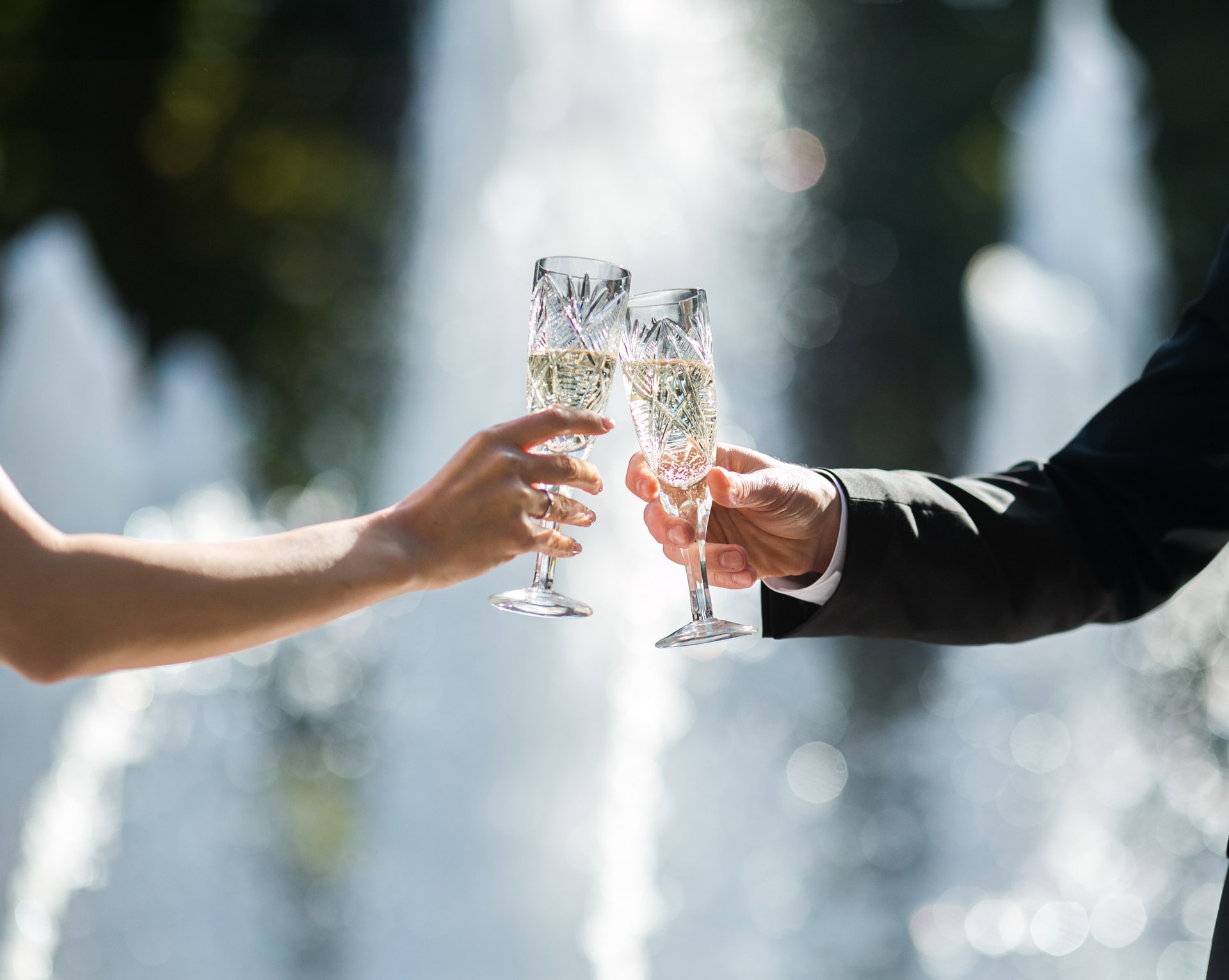 Personnes qui trinquent avec du champagne