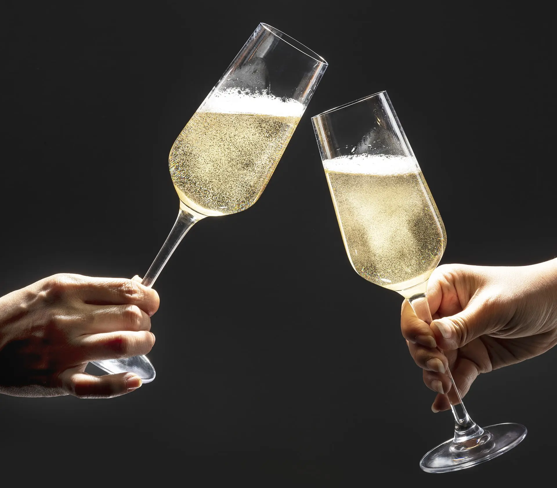tenir verre de champagne fond noir