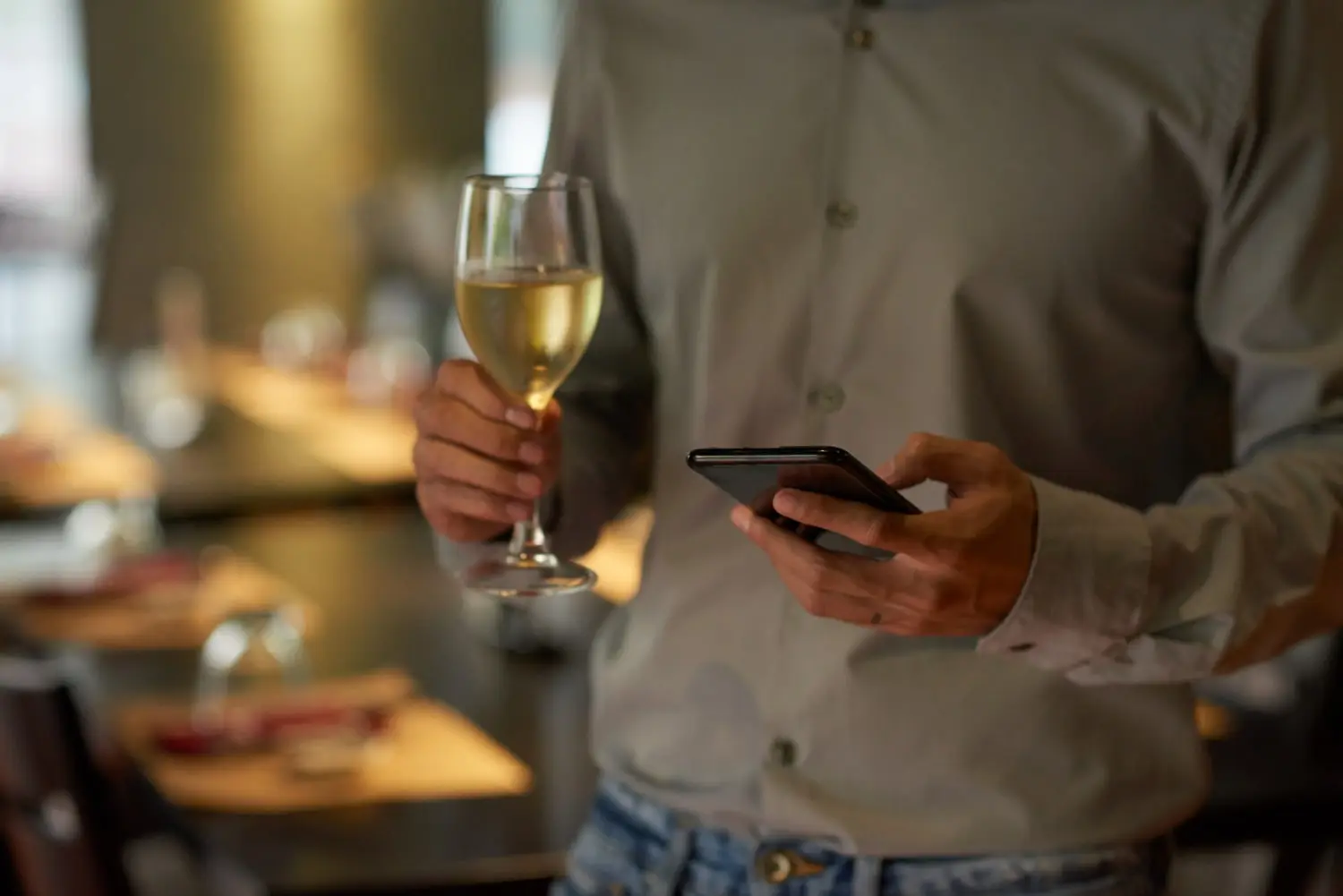 Homme avec un téléphone et un verre de champagne Homme avec un téléphone et un verre de champagne
