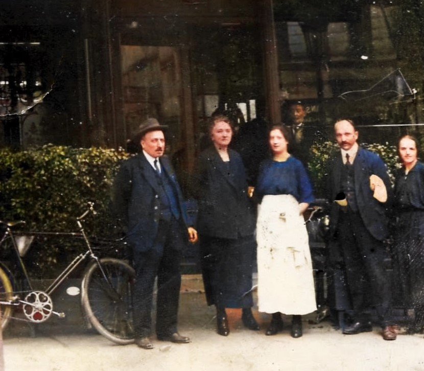 La famille Asfaux devant sa brasserie de la rue Faidherbe à Paris, jour de l'ouverture en juin 1923